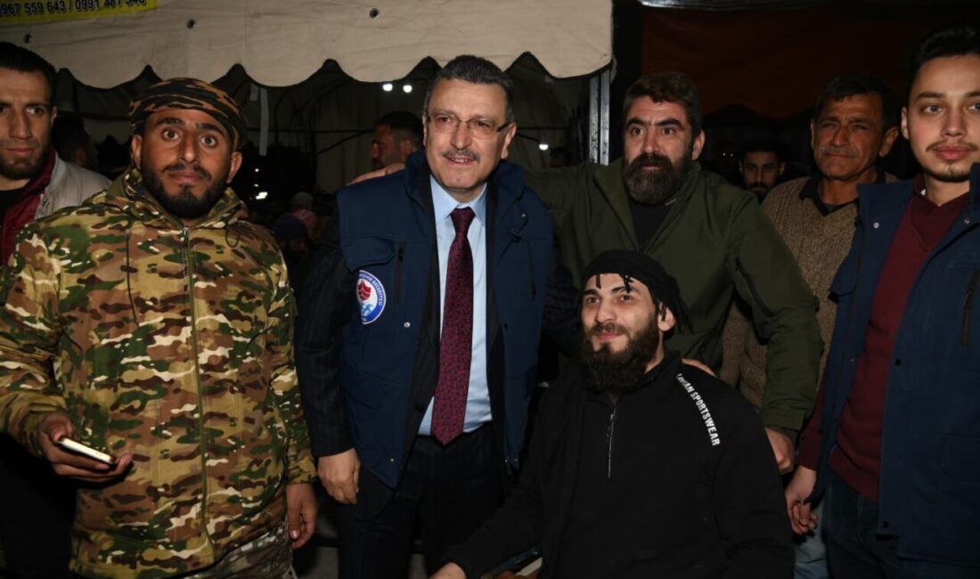 Suriye’nin Halep kentine giderek Eşrefiye Mahallesi’nde kurulan iftar sofrasına katılan