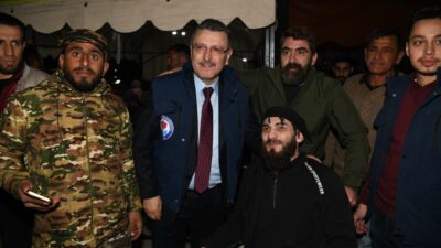 Suriye’nin Halep kentine giderek Eşrefiye Mahallesi’nde kurulan iftar sofrasına katılan