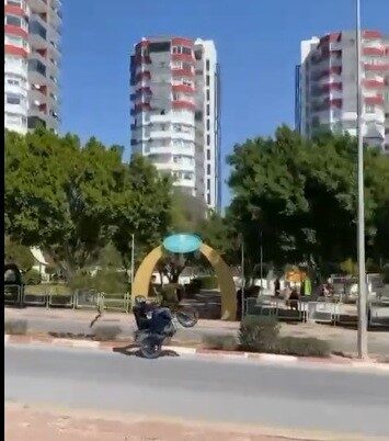 Mersin’in Tarsus ilçesinde motosikletle ön kaldırarak tek teker üzerinde tehlikeli