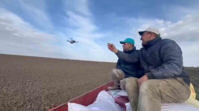 Edirne’nin Meriç ilçesine bağlı Küplü beldesinde arazide ekim yapan çiftçilerin