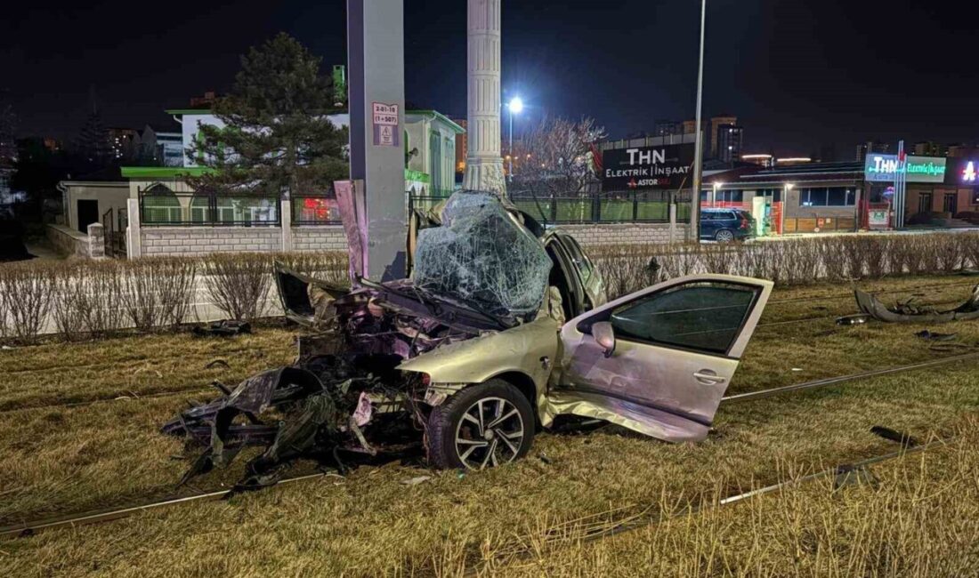 Kayseri’nin Melikgazi ilçesinde kontrolden çıkan otomobil, başka bir otomobile çarptıktan