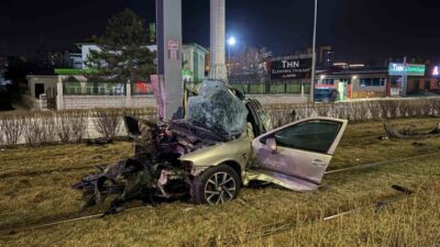 Kayseri’nin Melikgazi ilçesinde kontrolden çıkan otomobil, başka bir otomobile çarptıktan