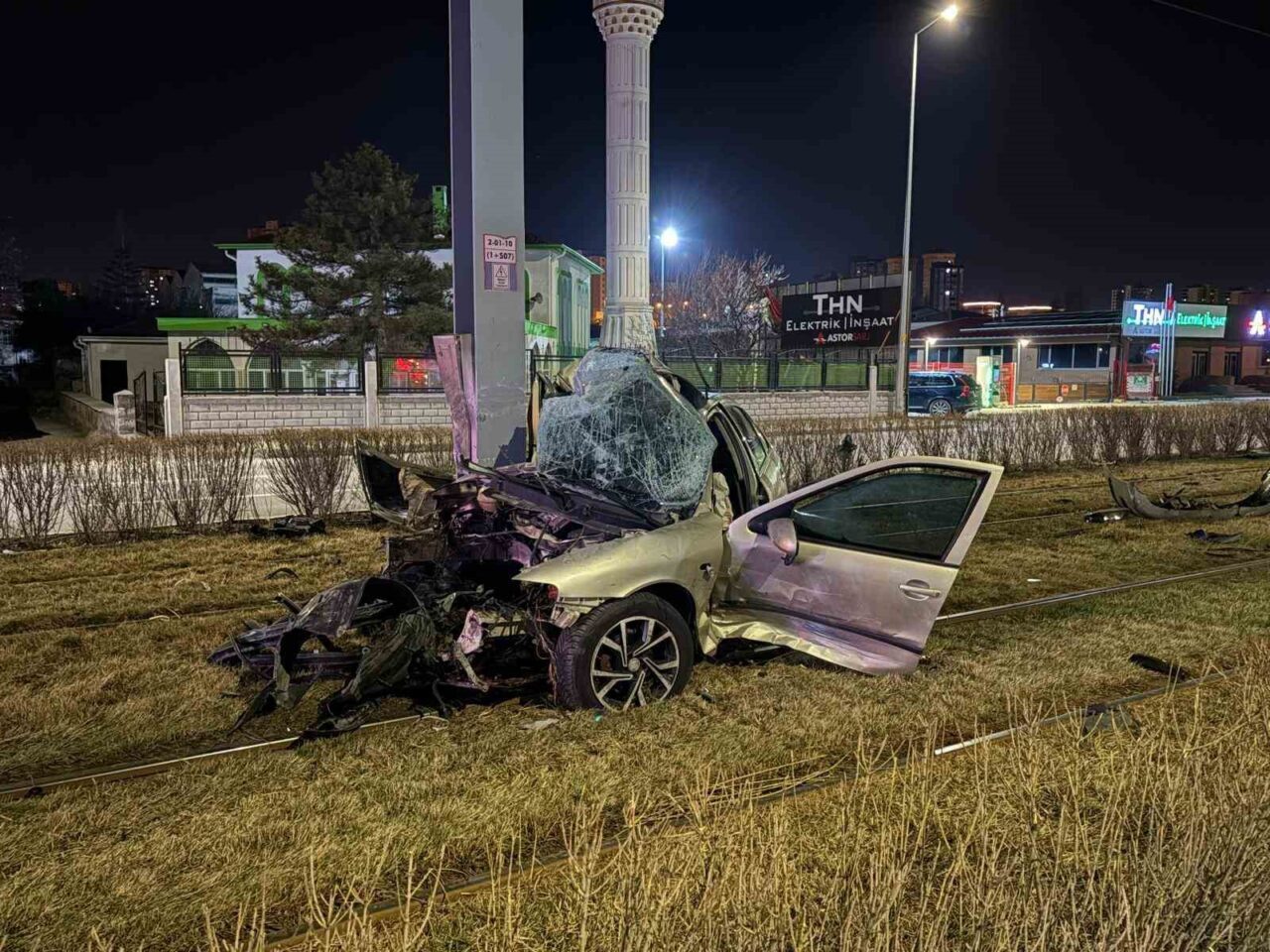 Kayseri’nin Melikgazi ilçesinde kontrolden çıkan otomobil, başka bir otomobile çarptıktan