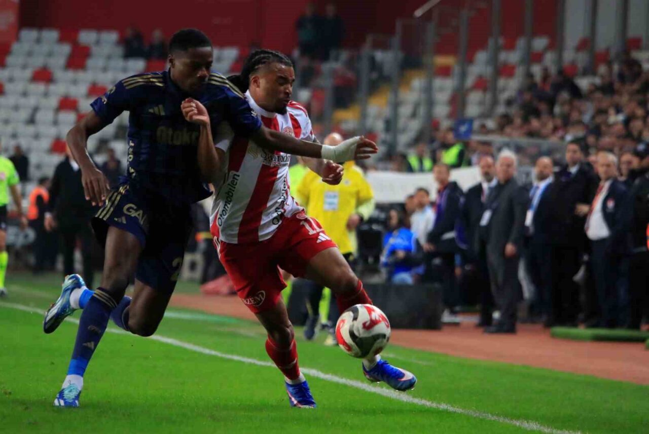 Trendyol Süper Lig’in 24. haftasında Antalyaspor, sahasında Fenerbahçe ile 2-2