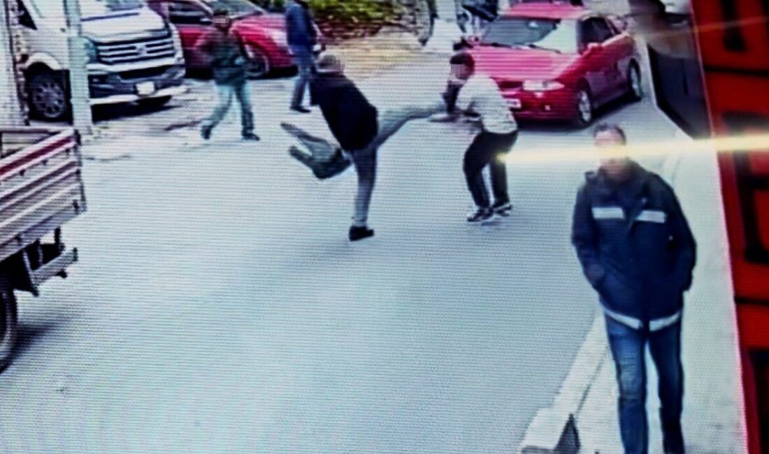 Yolda yürüyen A.T. isimli yaşlı adam, henüz bilinmeyen bir sebeple