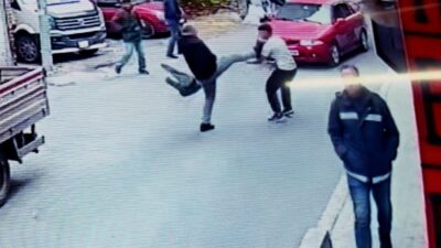 Yolda yürüyen A.T. isimli yaşlı adam, henüz bilinmeyen bir sebeple