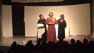 Tunceli’de dezavantajlı bireylere yönelik düzenlenen etkinlikte sahnelenen stand-up gösterisi ve