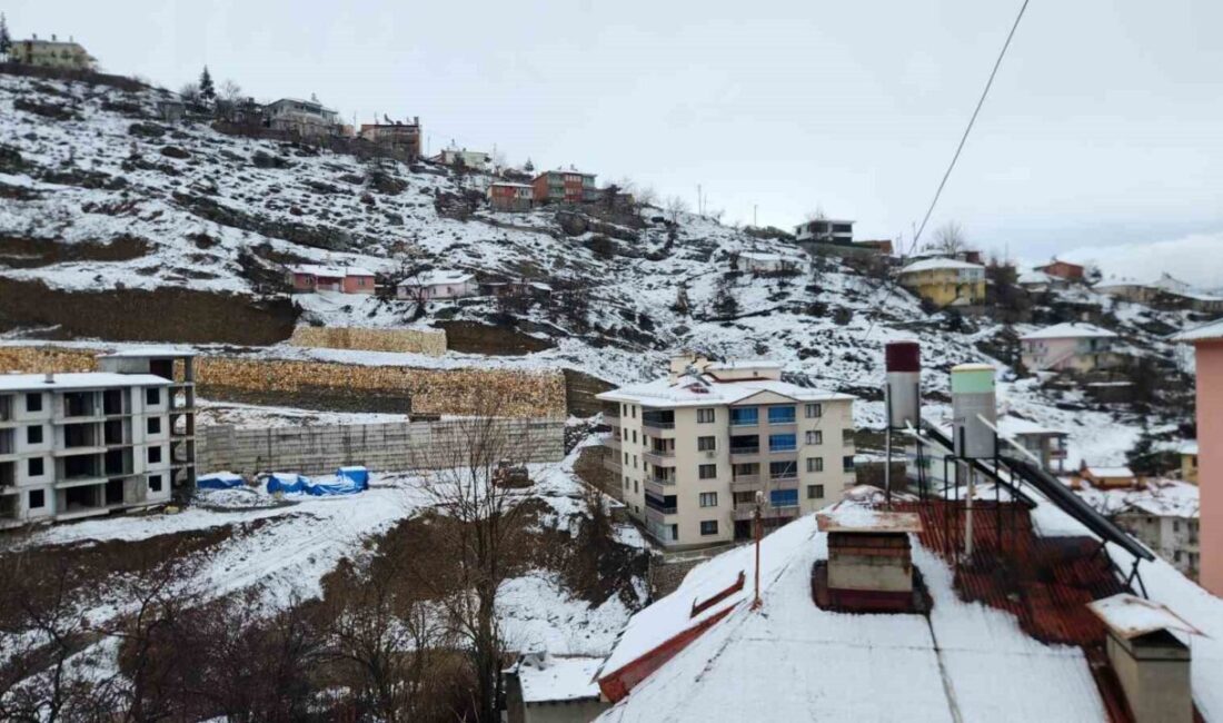 Tunceli’de sabah saatlerinde başlayan yoğun kar yağışı, ilerleyen saatlerde karla