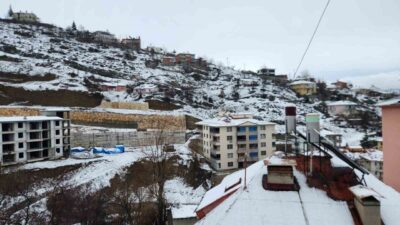 Tunceli’de sabah saatlerinde başlayan yoğun kar yağışı, ilerleyen saatlerde karla