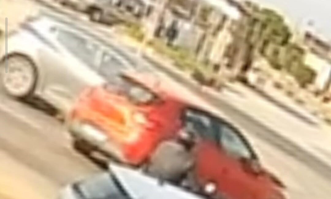 Manisa’nın Turgutlu ilçesinde iki otomobilin kavşakta çarpışması sonucu meydana gelen