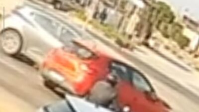 Manisa’nın Turgutlu ilçesinde iki otomobilin kavşakta çarpışması sonucu meydana gelen