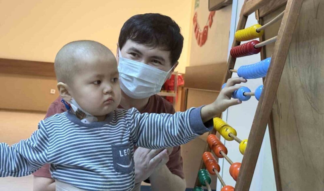 Üç yaşındaki Kırgız çocuk Nuryiğit Maksatbekoğlu, Malatya İnönü Üniversitesi Turgut