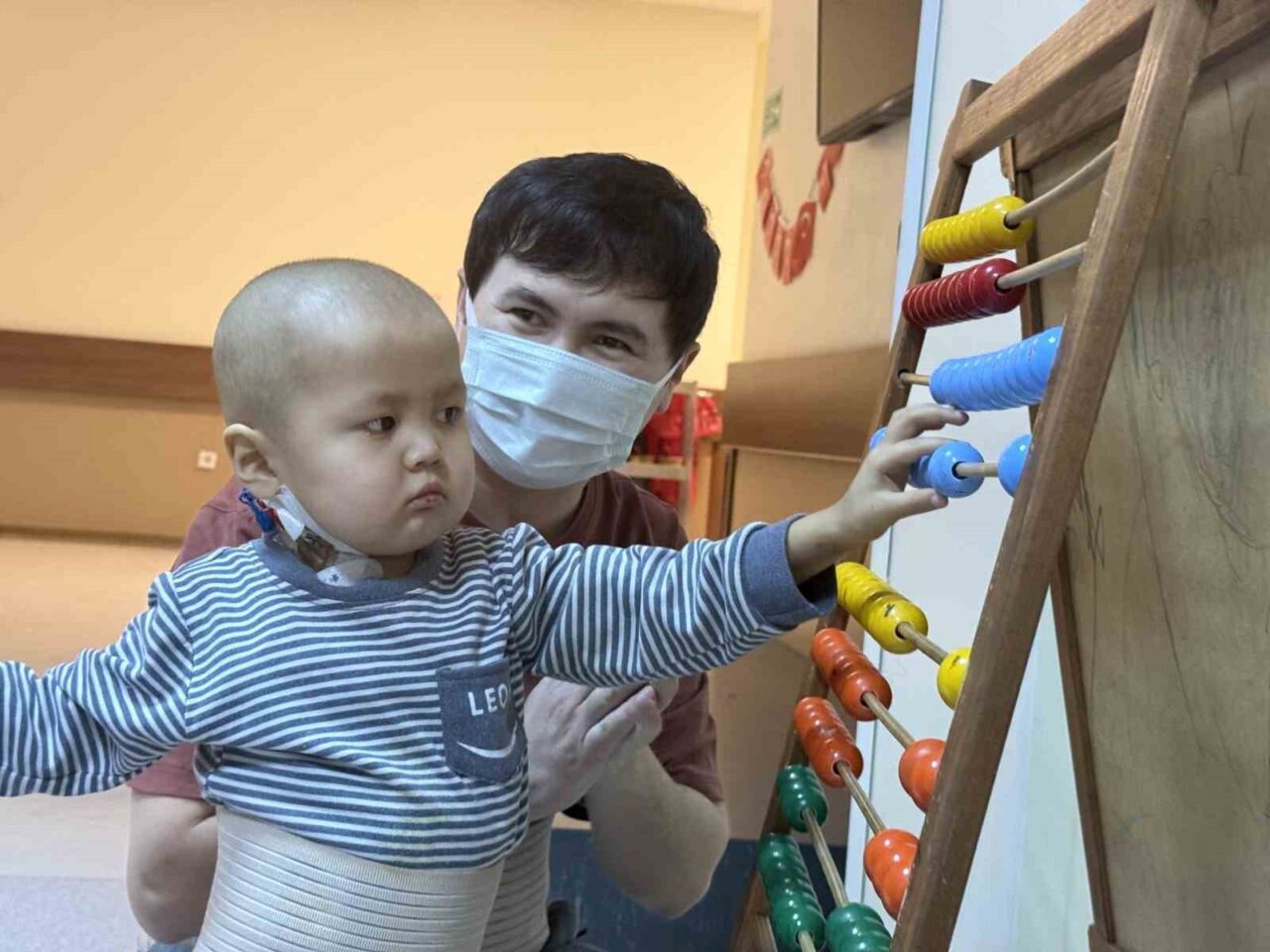 Üç yaşındaki Kırgız çocuk Nuryiğit Maksatbekoğlu, Malatya İnönü Üniversitesi Turgut