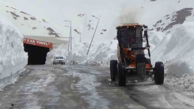 Türkiye’de kar rekoru Van’da kırıldı. Van-Bahçesaray kara yolu üzerindeki Karabet
