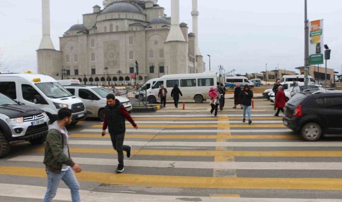 Trabzon’un Moloz mevkiinde yayalar, üç şeritli yolda canlarını hiçe sayarak