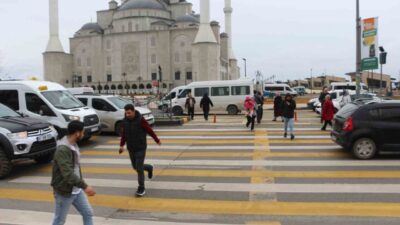 Trabzon’un Moloz mevkiinde yayalar, üç şeritli yolda canlarını hiçe sayarak
