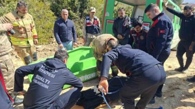 Hatay’ın Samandağ ilçesinde uçuruma yuvarlanan hafriyat kamyonun sürücüsü hayatını kaybetti.