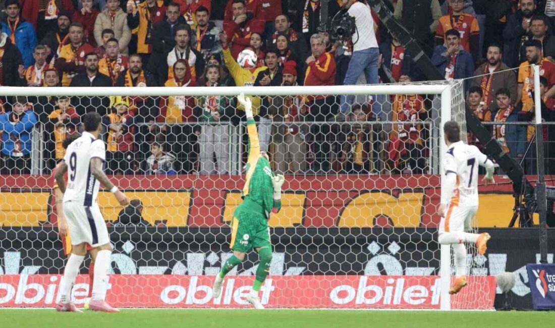 Galatasaray’ın kalecisi Uğurcan Çakır, Başakşehir maçının 32. dakikasında Yusuf Sarı’nın