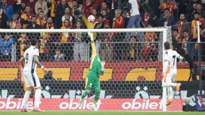 Galatasaray’ın kalecisi Uğurcan Çakır, Başakşehir maçının 32. dakikasında Yusuf Sarı’nın