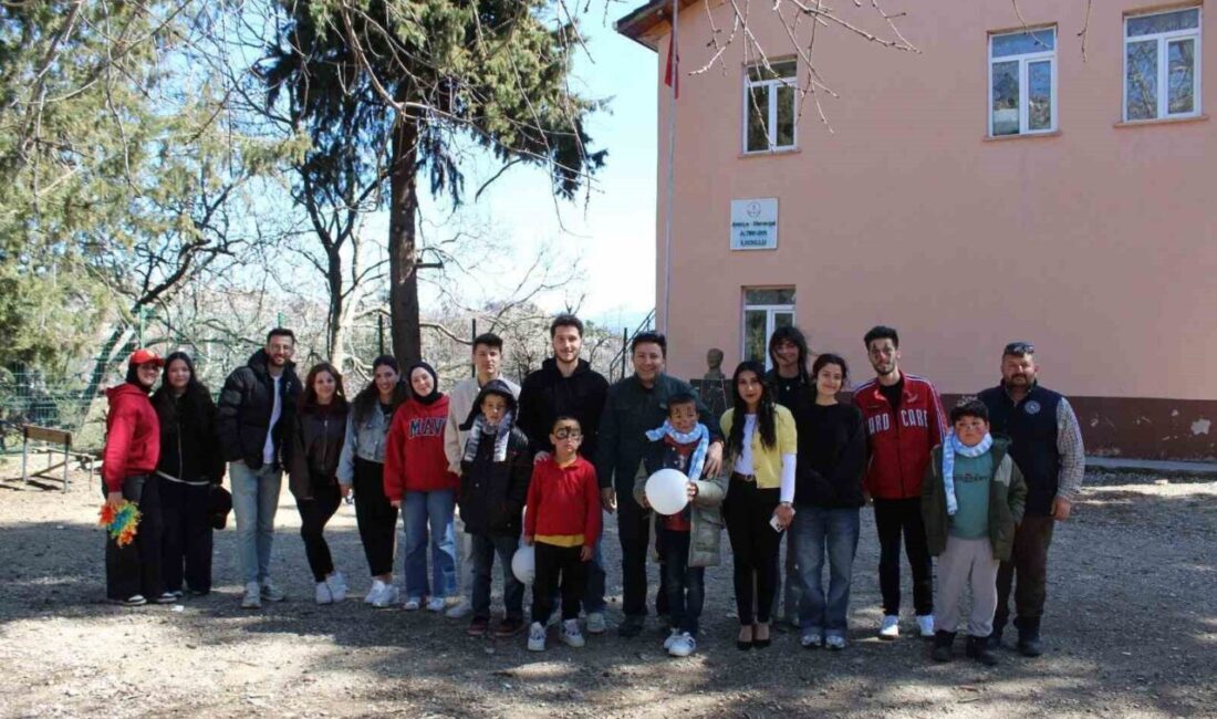 Antalya’da üniversite öğrencileri Altınkaya Köyü ilkokulunu yenileyip öğrencilere kırtasiye desteğinde