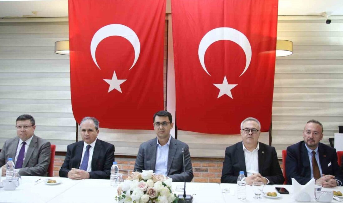 Uşak’ta protokol üyeleri düzenlenen bayramlaşma töreninde buluştu. Hasbahçe Polisevi’nde gerçekleştirilen