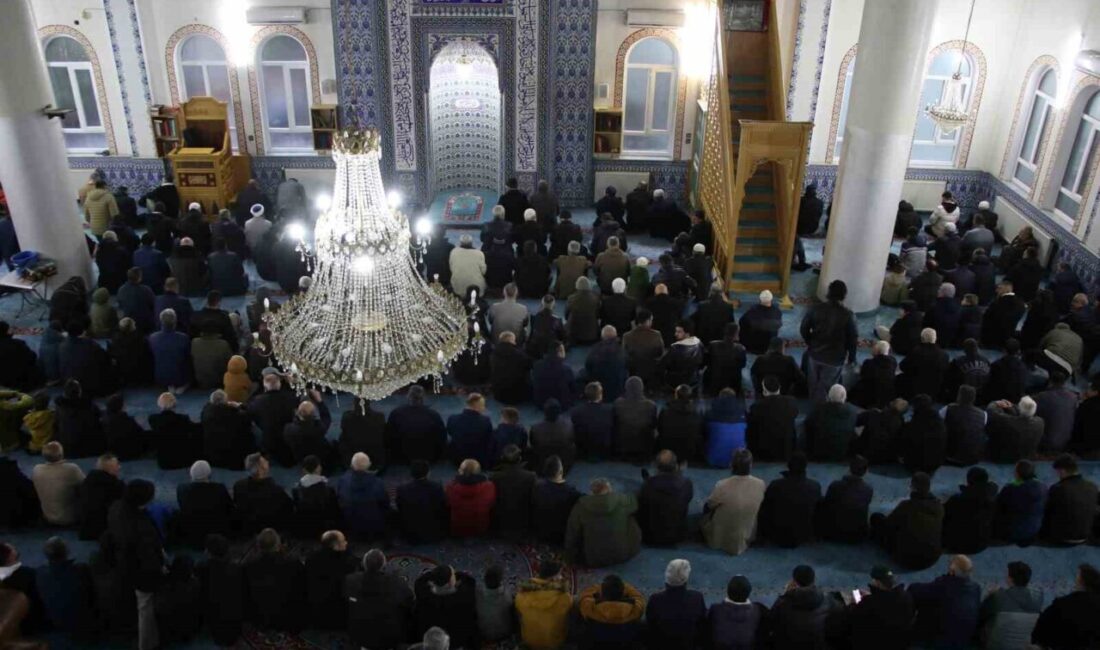 Uşak’ta bayram namazı kılındı. Namaz sonrası vatandaşlar birbirleriyle bayramlaştı. Ramazan