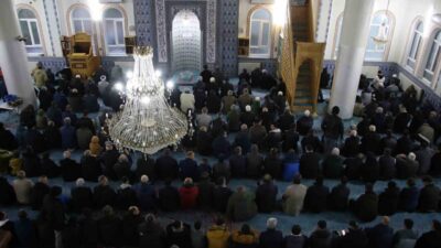 Uşak’ta bayram namazı kılındı. Namaz sonrası vatandaşlar birbirleriyle bayramlaştı. Ramazan