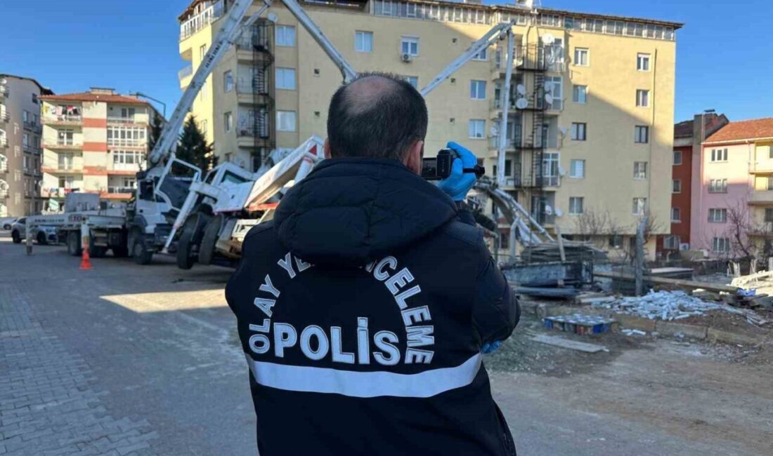 Uşak’ta bir inşaatta beton dökme çalışmaları sırasında beton pompasının denge