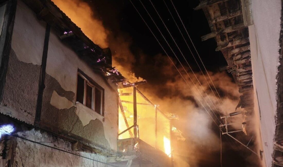 Uşak’ın Banaz ilçesinde iki katlı evde çıkan yangın ekiplerin müdahalesi