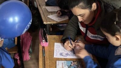 Uşak’ta jandarma ekipleri tarafından ilkokul öğrencilerine yönelik ziyaret gerçekleştirilerek çeşitli