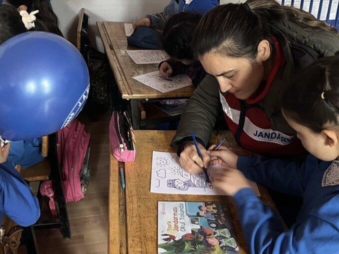 Uşak’ta jandarma ekipleri tarafından ilkokul öğrencilerine yönelik ziyaret gerçekleştirilerek çeşitli