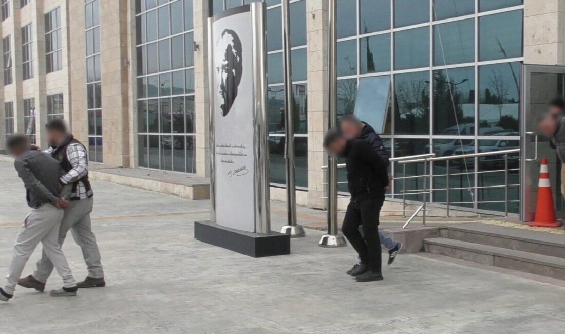 Uşak’ta gerçekleştiren uyuşturucu operasyonlarında gözaltına alınan 4 şüpheli çıkarıldıkları mahkemece