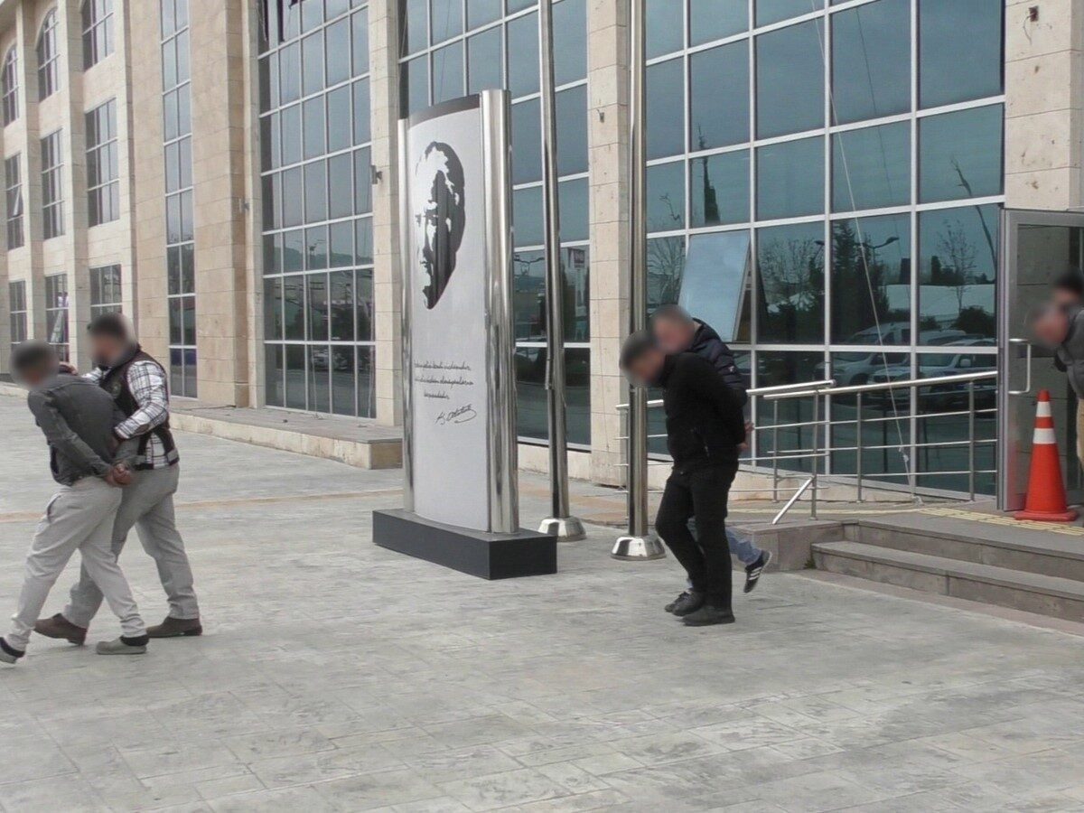 Uşak’ta gerçekleştiren uyuşturucu operasyonlarında gözaltına alınan 4 şüpheli çıkarıldıkları mahkemece