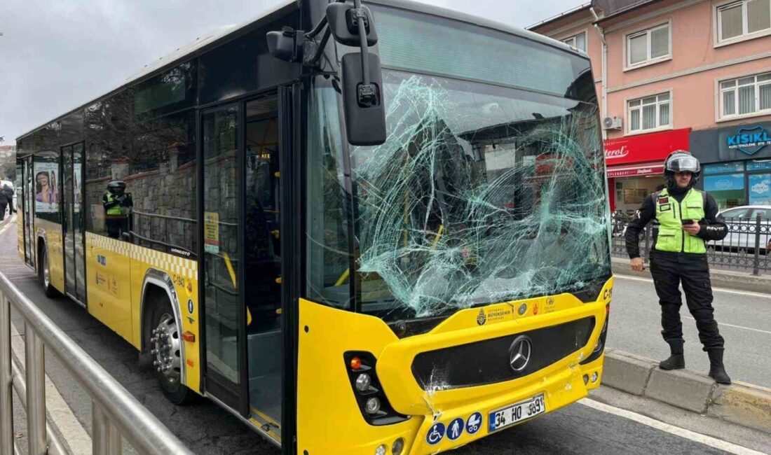 Üsküdar’da iki İETT otobüsü, otobüs durağında çarpıştı. Kazada şans eseri