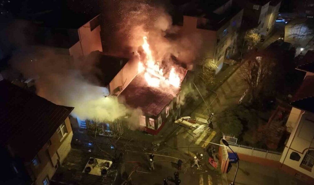 İstanbul Üsküdar’da 2 katlı tarihi metruk binada çıkan yangın, bitişiğindeki