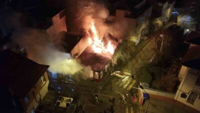 İstanbul Üsküdar’da 2 katlı tarihi metruk binada çıkan yangın, bitişiğindeki