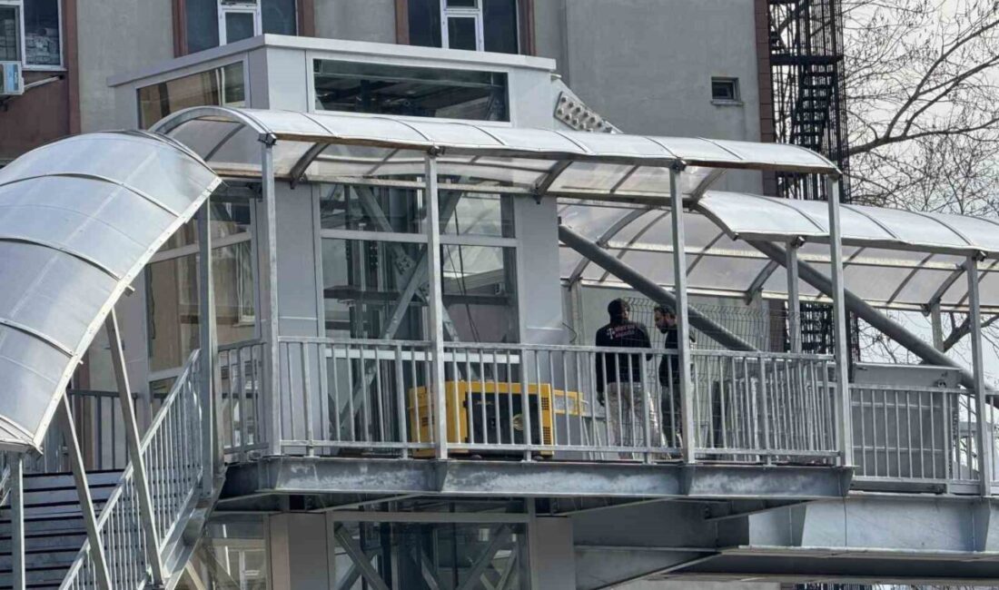 Zonguldak’ta çevre yolundaki üst geçitte asansör montalama işleminde sona gelindi.