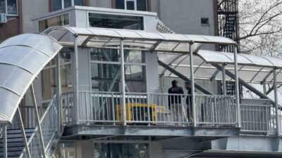 Zonguldak’ta çevre yolundaki üst geçitte asansör montalama işleminde sona gelindi.