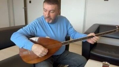 -“Uzaylı Mustafa” lakabıyla tanınan türkücü Mustafa Topaloğlu, Samsun’da ziyaret ettiği