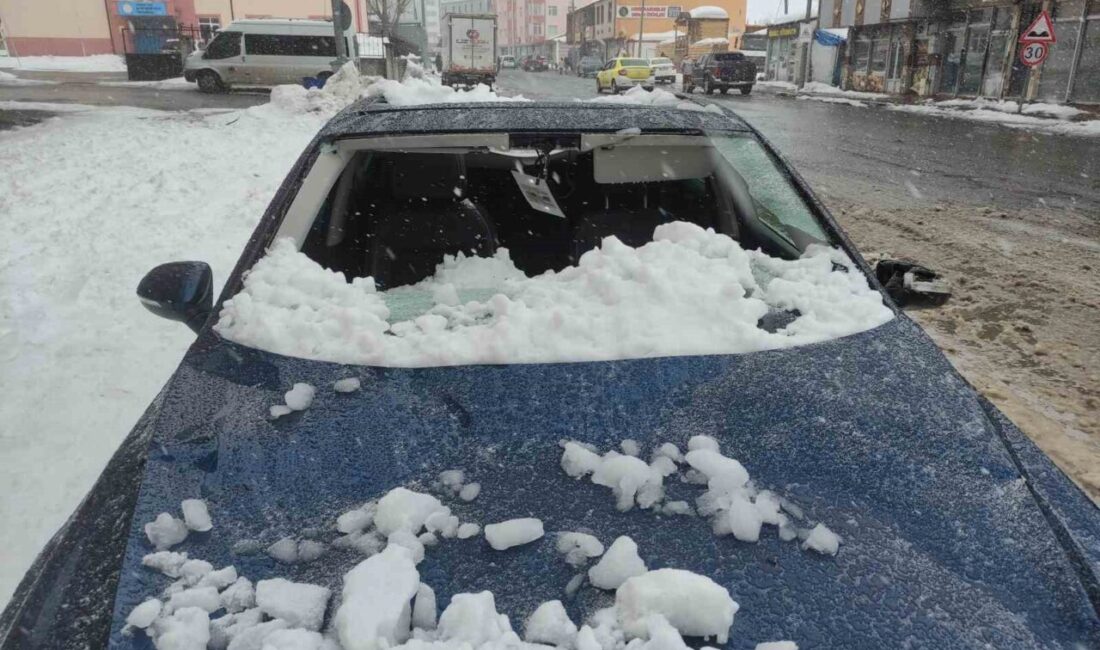 Ardahan’da üzerine çatıdan kar kütlesi düşen otomobil kullanılamaz hale geldi.