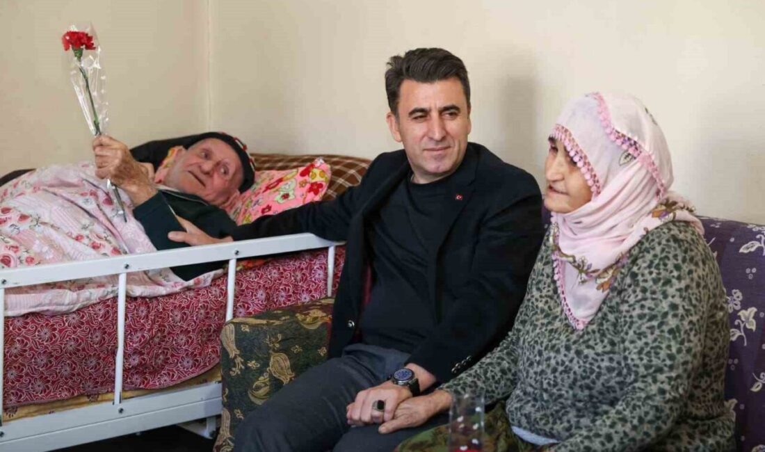 Tunceli Valisi Şefik Aygöl, daha önce kendisine patik hediye eden