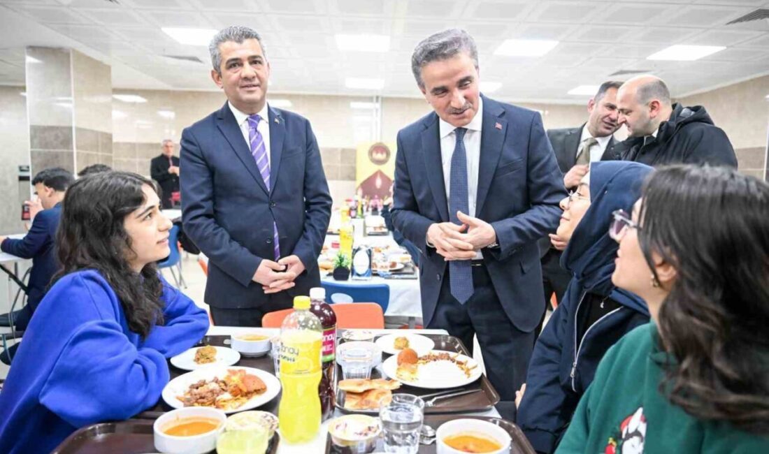 Erzurum Valisi Aydın Baruş iftarını öğrencilerle açtı, mutfağa geçerek yemek