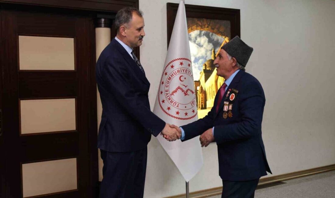 Ağrı Valisi Önder Bozkurt, Ramazan Bayramı dolayısıyla düzenlenen bayramlaşma programında