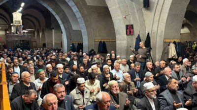 Kayseri protokolü bayram namazını Hunat Camii’nde kılarak, vatandaşlarla bayramlaştı. Sona