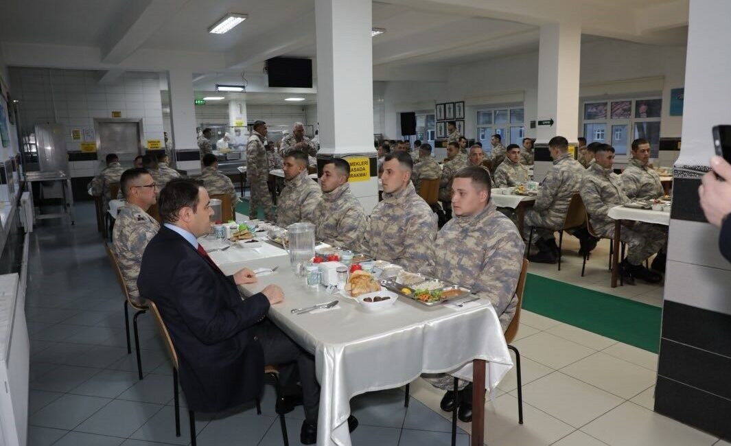 Kütahya Valisi Musa Işın, Garnizon Komutanlığı tarafından düzenlenen iftar programında