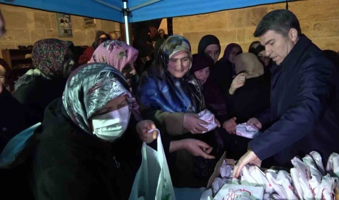 Amasya Valisi Önder Bakan, teravih namazı çıkışı cami bahçesinde vatandaşlara