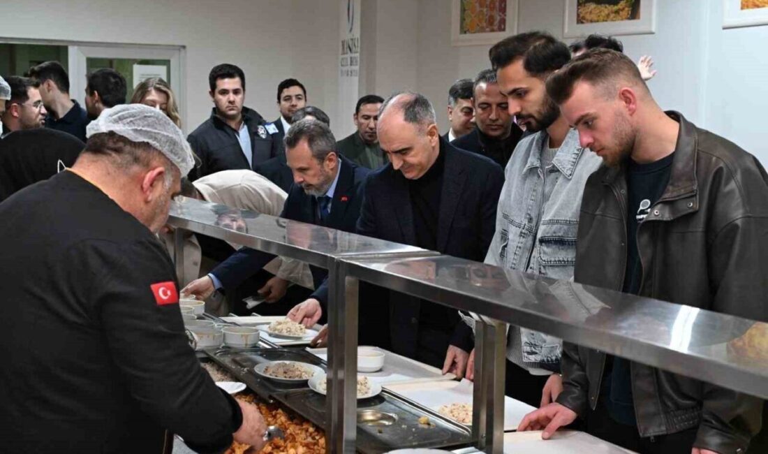 Vali Vahdettin Özkan, Ramazan ayı dolayısıyla düzenlenen iftar programında Manisa