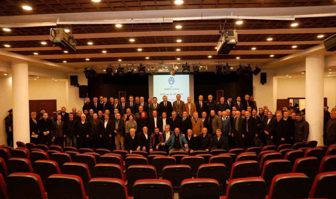 Trabzon Valisi Tahir Şahin başkanlığında düzenlenen Muhtarlar Toplantısı, Akçaabat’ta geniş