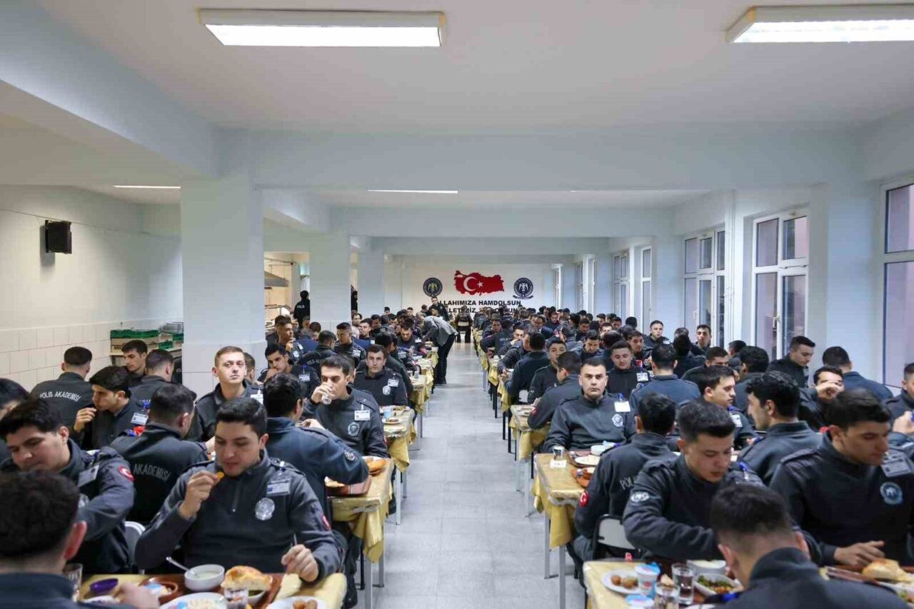 Bilecik Valisi Faik Oktay Sözer, polis adaylarıyla iftarda buluştu. Bilecik