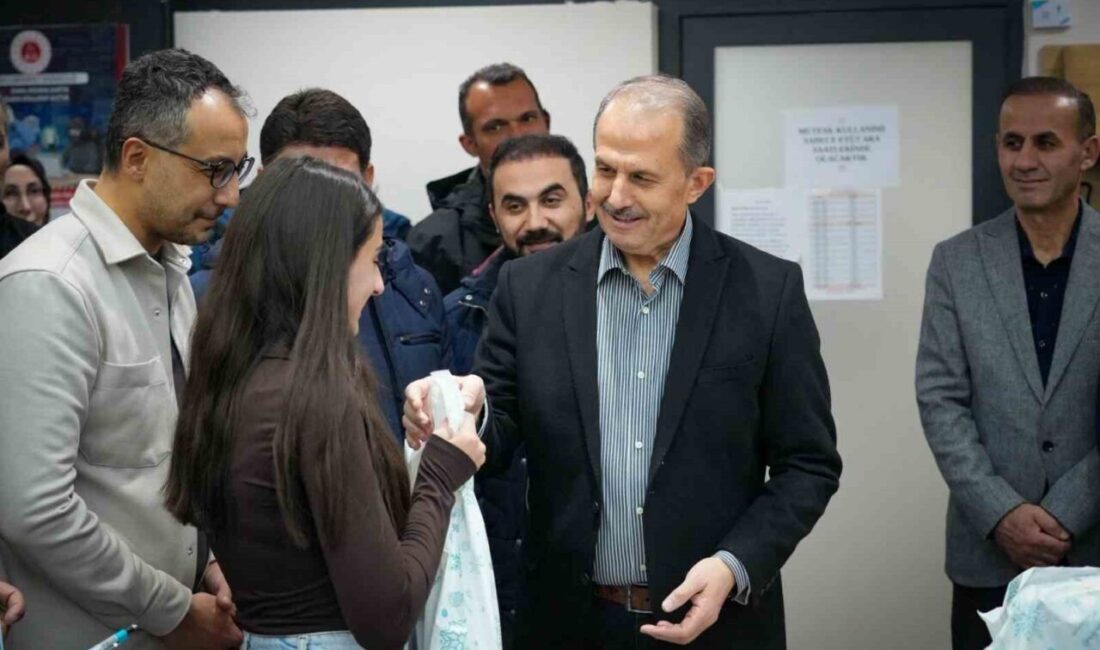 Hakkâri Valisi İbrahim Taşyapan, Diyanet Gençlik Etüt Merkezi’ni ziyaret ederek